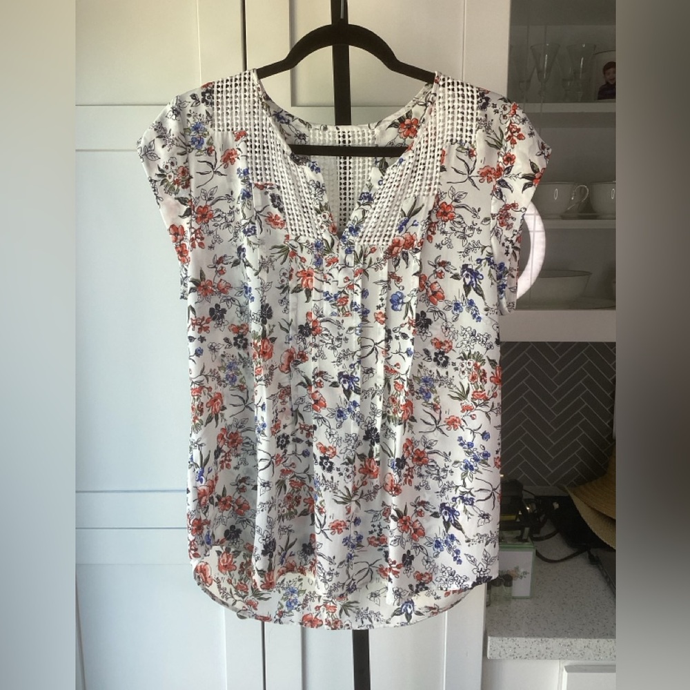 Daniel Rainn White Floral Blouse, size Medium